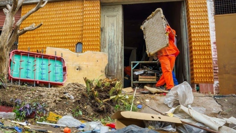 C&oacute;rdoba: eliminan m&aacute;s de 800 toneladas de residuos acumuladas en patios y techo de una casa