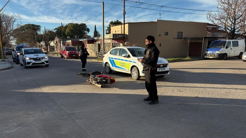 Una motociclista sufri&oacute; lesiones graves tras chocar con un auto