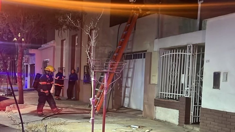 Bomberos sofocaron un incendio en una vivienda de barrio Independencia