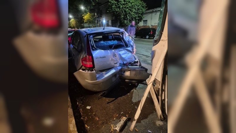 Córdoba: un chofer de colectivo se descompensó y chocó contra dos autos estacionados