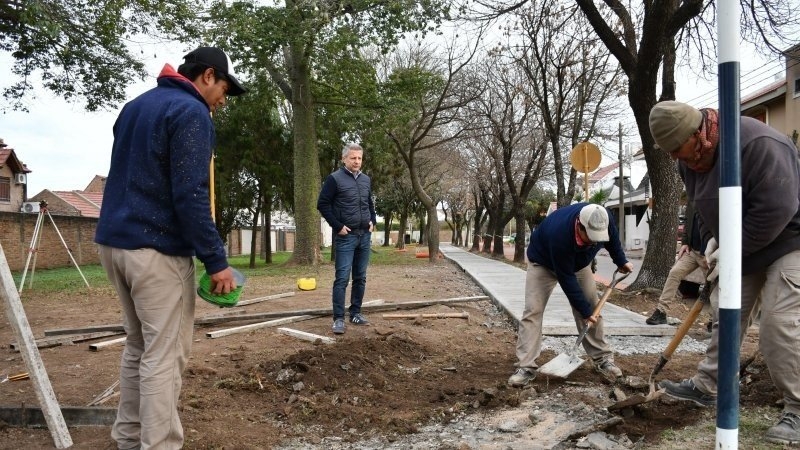 Municipio continúa con la reparación y construcción de nuevas veredas en espacios verdes 