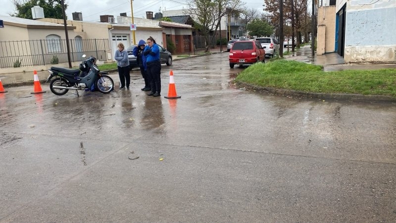 Una motociclista fue hospitalizada tras un choque en barrio V&eacute;lez Sarsfield