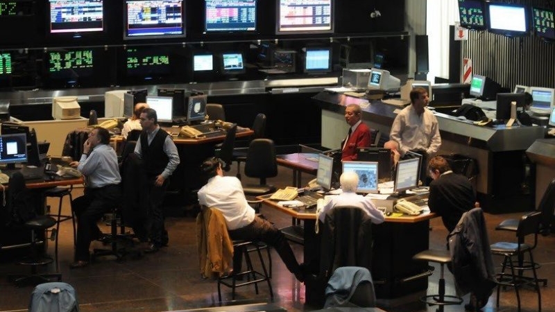 Cayeron las acciones argentinas en Wall Street y el riesgo país quedó cerca de los 450 puntos