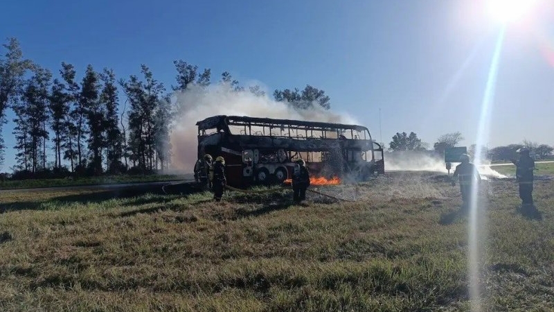 Se incendi&oacute; un colectivo que viajaba a C&oacute;rdoba