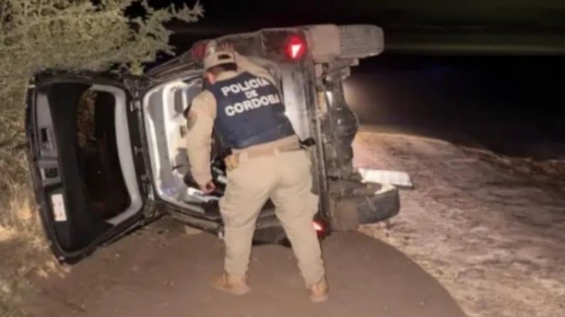 C&oacute;rdoba: un auto que hab&iacute;a sido robado fue abandonado tras volcar en un camino