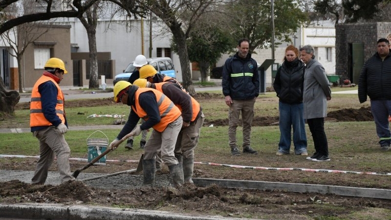 En la Plaza Sarmiento el municipio continúa con el plan de renovación de veredas