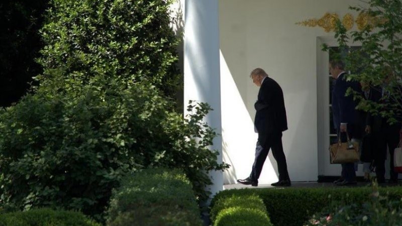 El nivel de aprobación de Trump cae a 33%, señala encuesta
