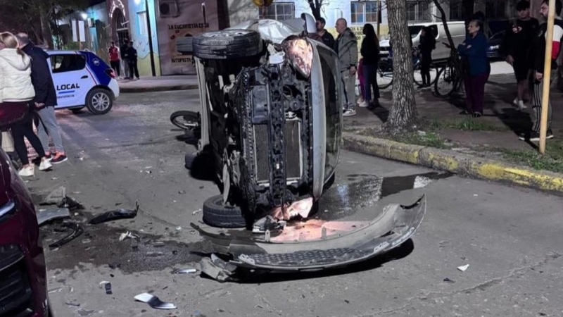 Violenta colisión entre un auto y una motocicleta en barrio Catedral