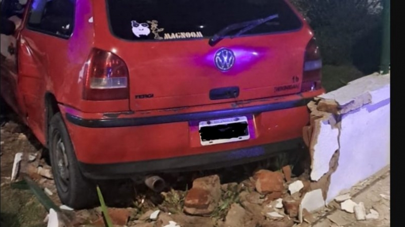 Córdoba: tras un choque, un auto rompió una tapia y se metió al jardín de una casa