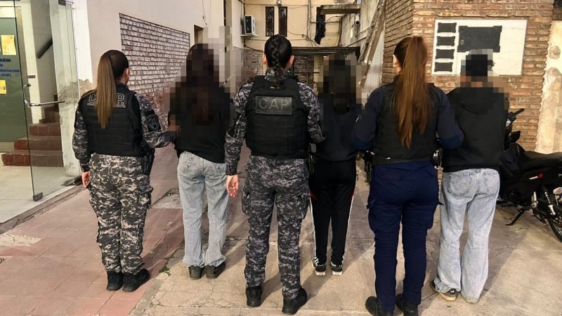 Dos adolescentes fueron aprehendidas tras robar maquillajes de un comercio del Centro