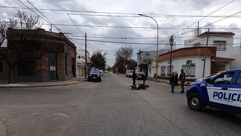 Un motociclista resultó lesionado tras chocar con un automóvil