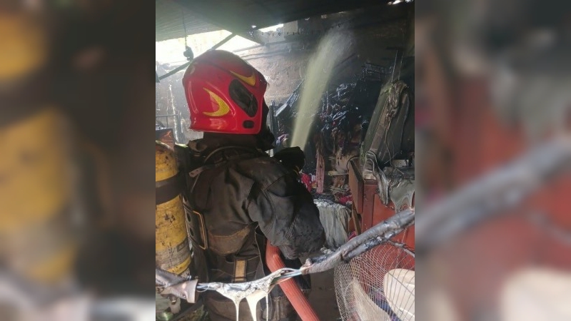 Incendio en C&oacute;rdoba: bomberos reanimaron y salvaron a un perro en barrio Liceo