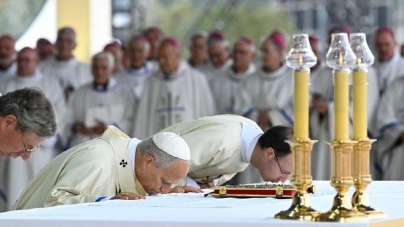 El papa celebr&oacute; una misa multitudinaria en Par&iacute;s