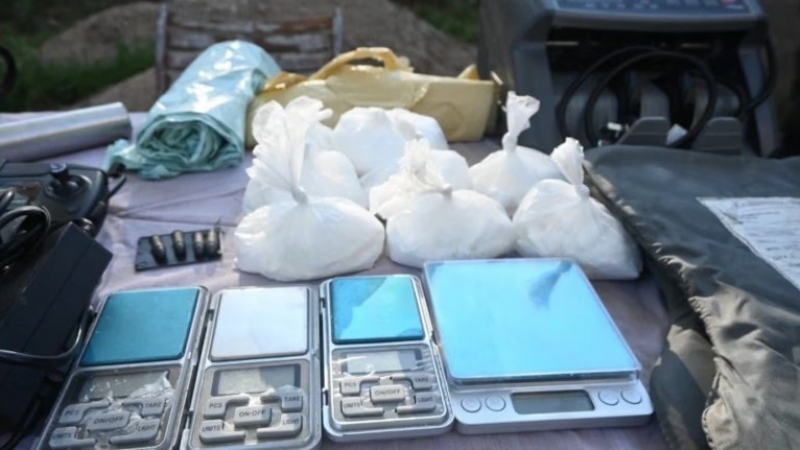 Allanaron y detuvieron a 2 hombres con kilos de droga, balanzas, un handy y una máquina para contar billetes