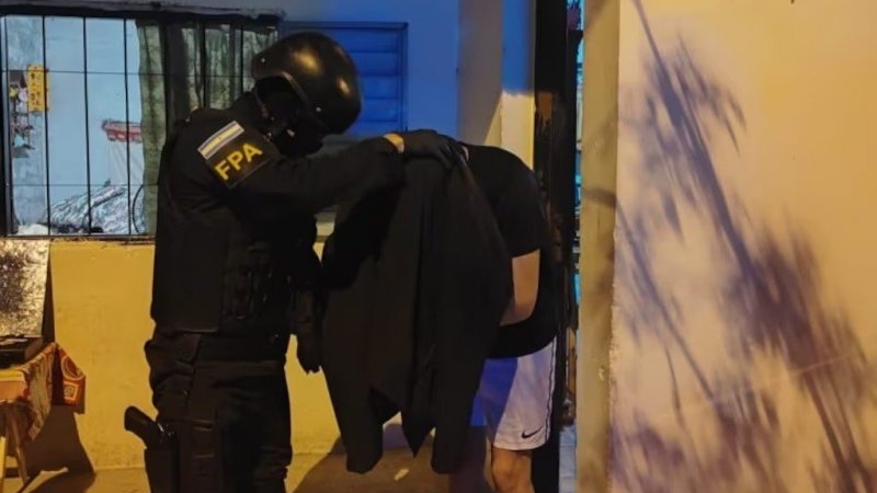 Vend&iacute;an droga a metros de una plaza y la guardaban entre galletas: cinco detenidos en C&oacute;rdoba