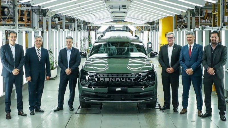 Llaryora en el lanzamiento de la pick-up Niagara en Renault: &ldquo;Queremos que la provincia siga siendo el coraz&oacute;n industrial de Argentina&rdquo;