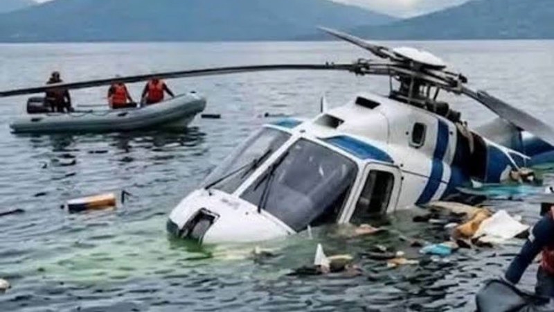 Guatemala: un helicóptero cayó al Lago de Atitlán y sus ocupantes se salvaron de milagro
