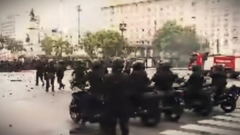 Reprimieron la marcha universitaria de Buenos Aires con gases lacrim&oacute;genos y camiones hidrantes