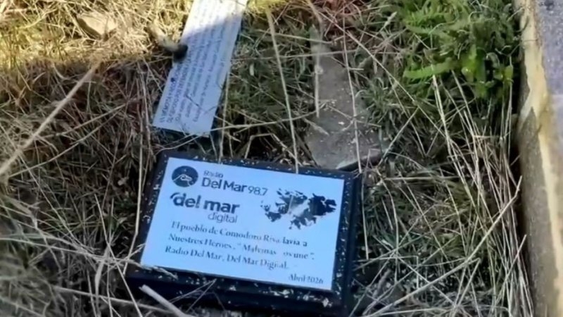 Malvinas: la TV chilena mostr&oacute; placas de los familiares de los soldados argentinos tirados fuera del Cementerio de Darwin