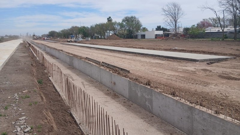 Avanza la obra de entubamiento del canal de desagüe pluvial de avenida Antártida Argentina