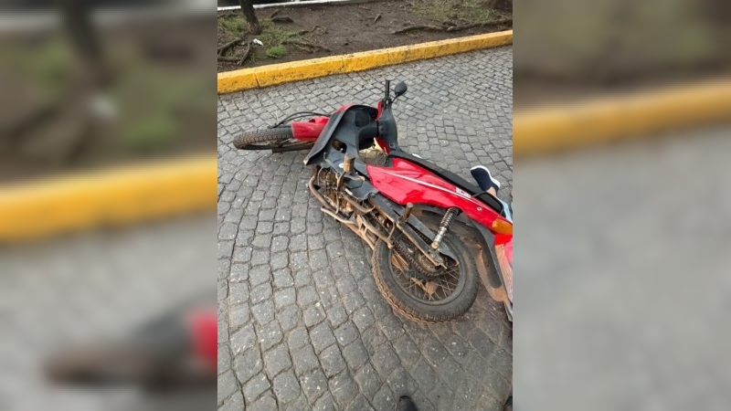 Un motociclista de 76 años sufrió una fractura tras un accidente 
