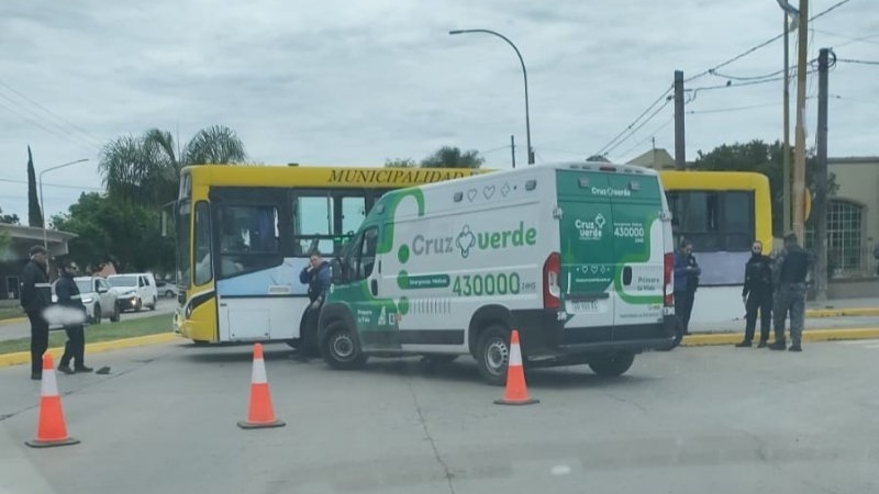 Accidente en la rotonda de 25 de Mayo y Urquiza: un colectivo urbano involucrado