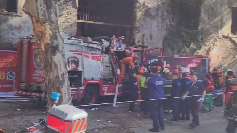 Bomberos iban a apagar un incendio, chocaron con un colectivo y se incrustaron en la excárcel de Caseros: hay diez heridos