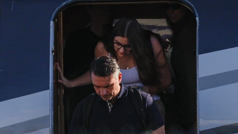 Flávio Bolsonaro aterrizó en el aeropuerto de Miami-Opa Locka procedente de Argentina
