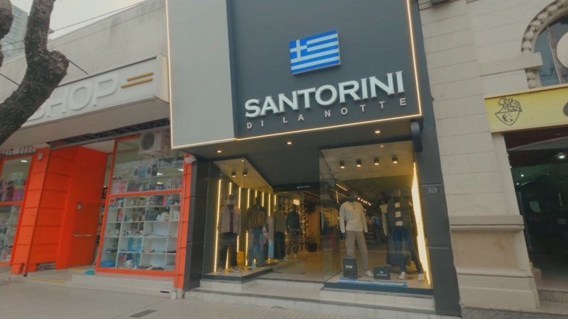 Santorini present&oacute; sus opciones de venta y alquiler de trajes para egresos y eventos